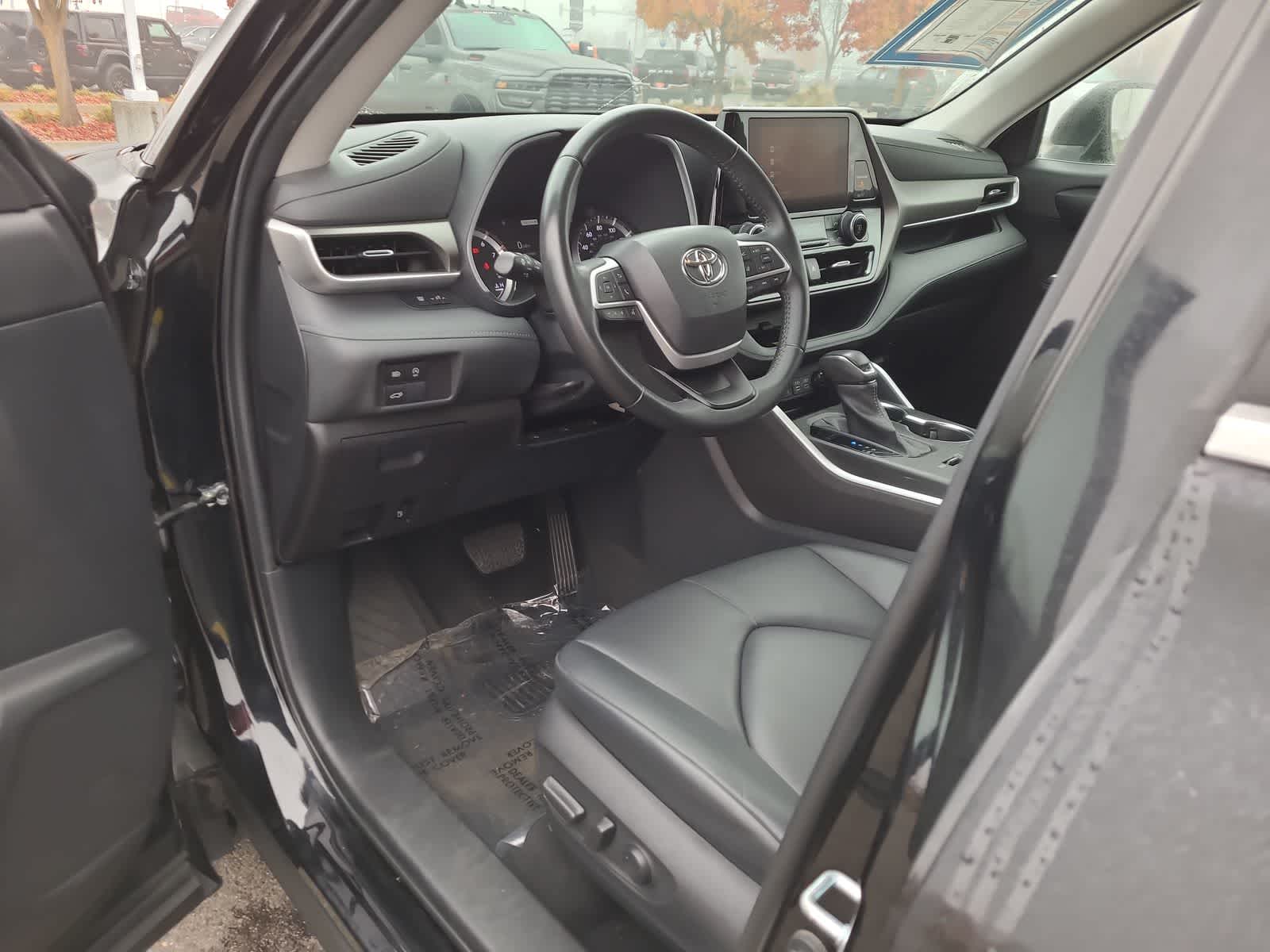 Thumbnail: 2023 Toyota Highlander - 10