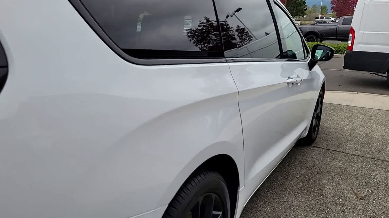 Thumbnail: 2026 Chrysler Pacifica - 8