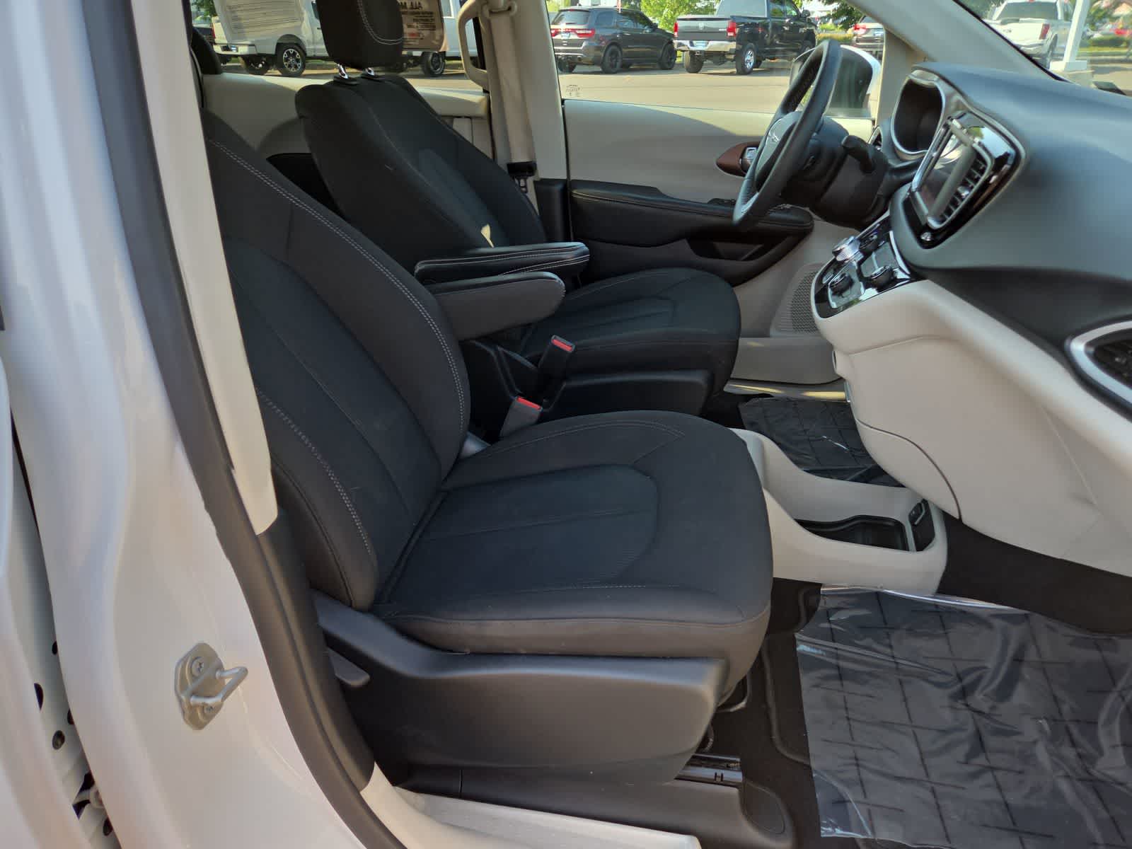 2023 Chrysler Voyager LX - Photo 20