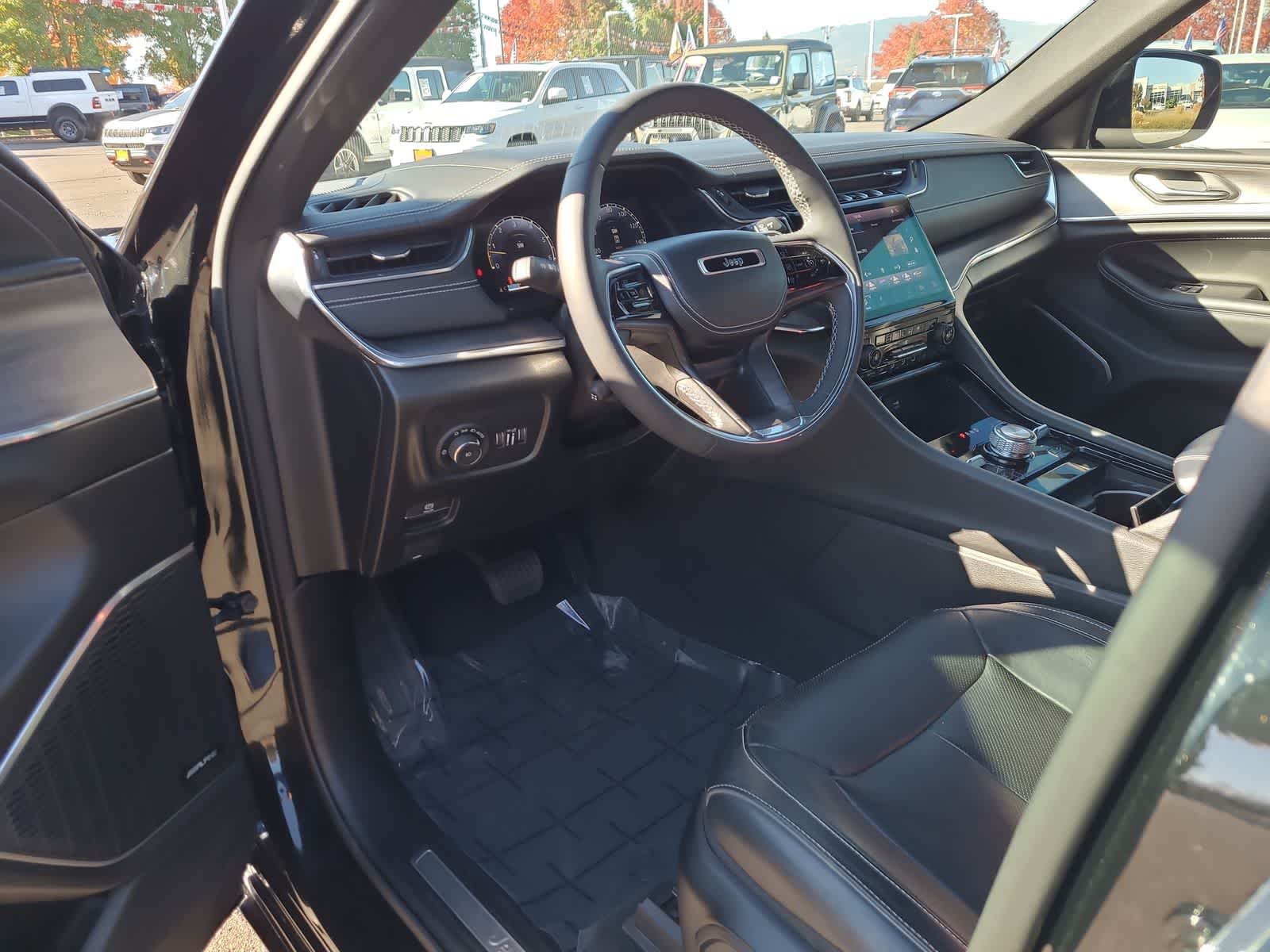 Thumbnail: 2023 Jeep Grand Cherokee - 10