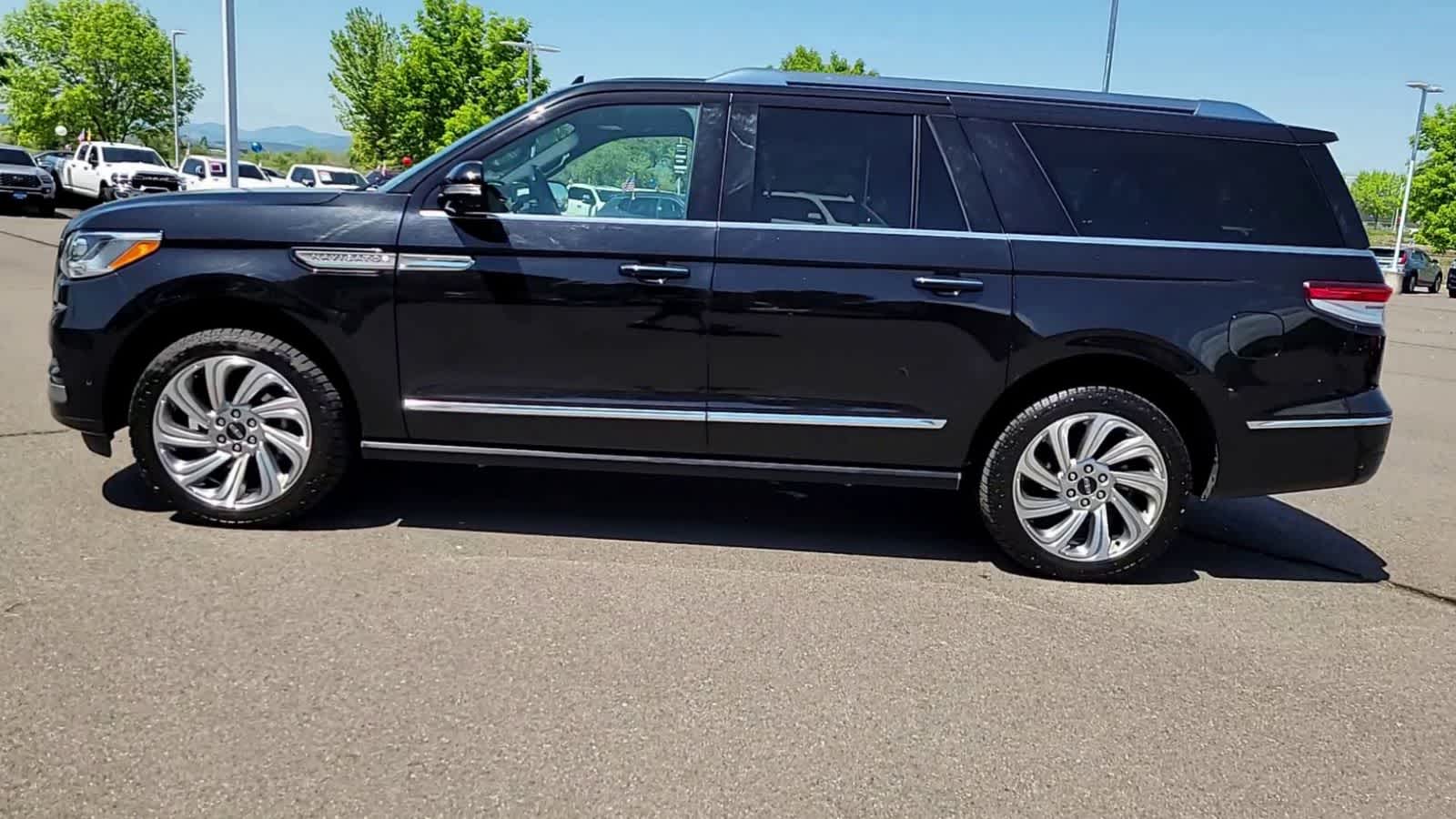 Thumbnail: 2024 Lincoln Navigator L - 5