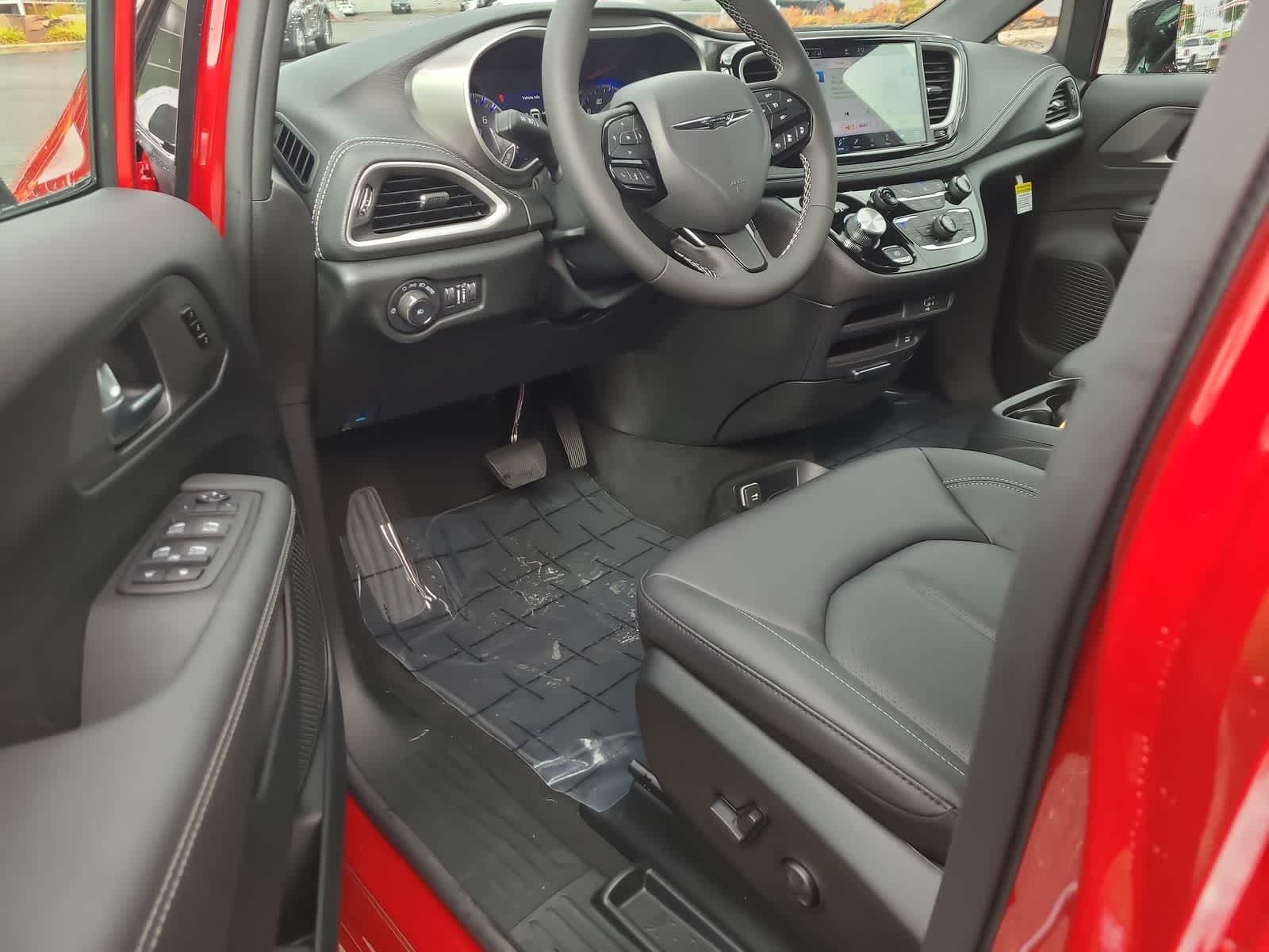 Thumbnail: 2026 Chrysler Pacifica - 10