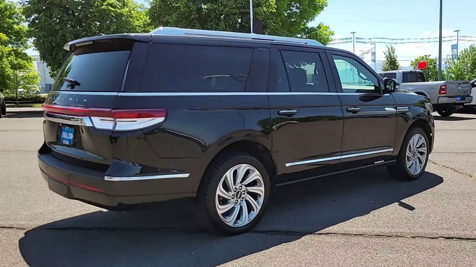 Thumbnail: 2024 Lincoln Navigator L - 8