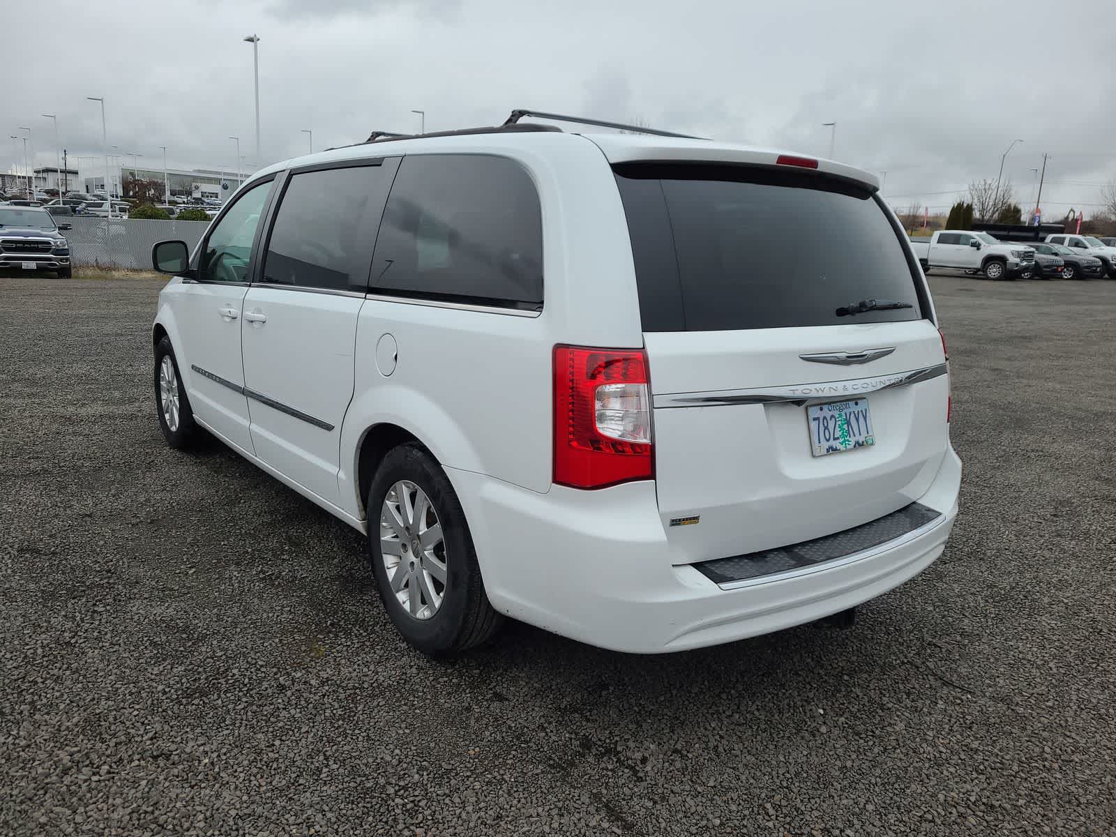 Thumbnail: 2015 Chrysler Town & Country - 3