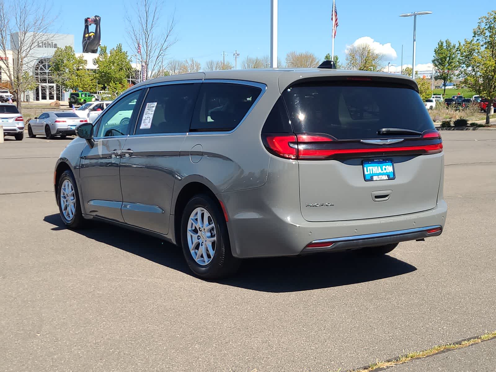Thumbnail: 2023 Chrysler Pacifica - 12