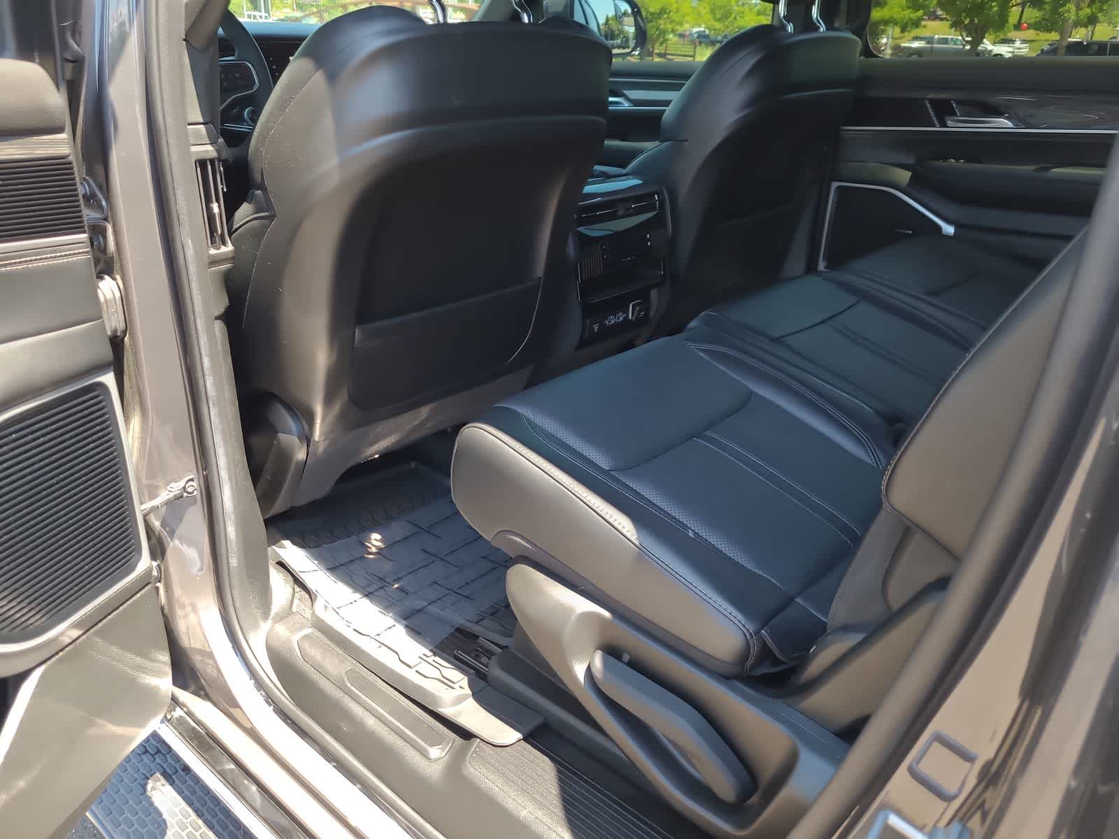 Thumbnail: 2022 Jeep Wagoneer - 20