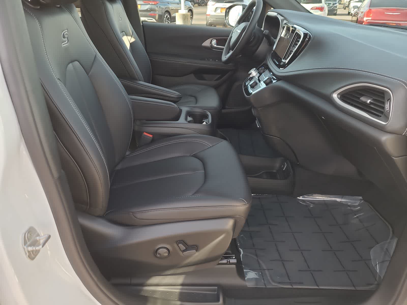 Thumbnail: 2026 Chrysler Pacifica - 22