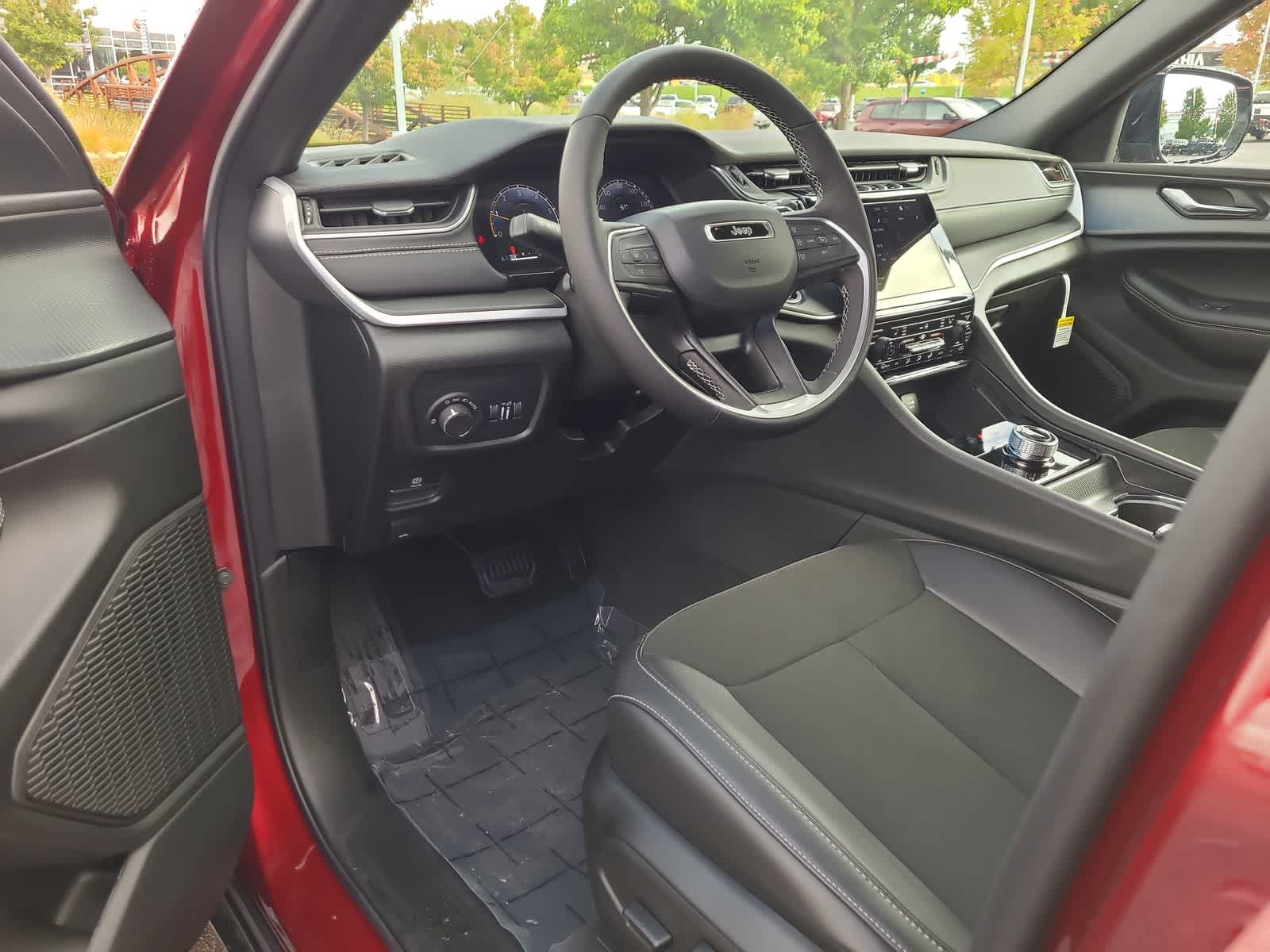 Thumbnail: 2025 Jeep Grand Cherokee - 10