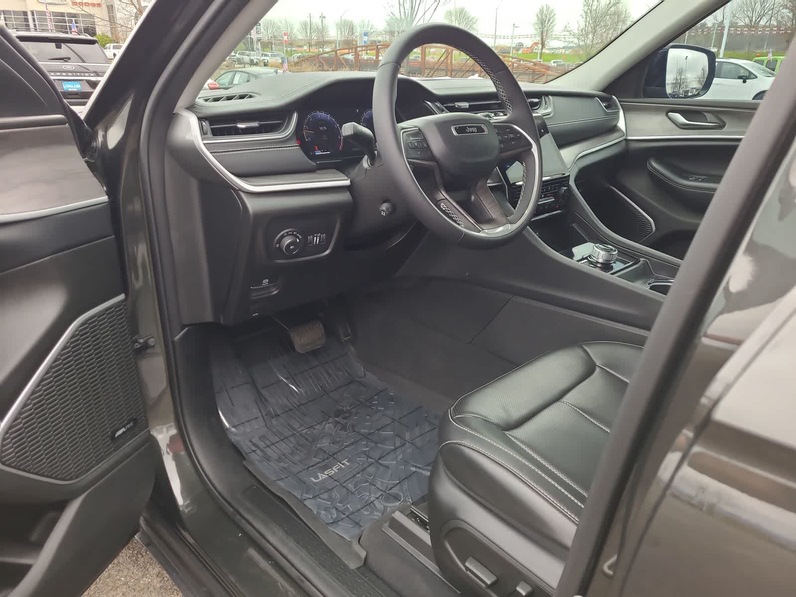 Thumbnail: 2024 Jeep Grand Cherokee - 10