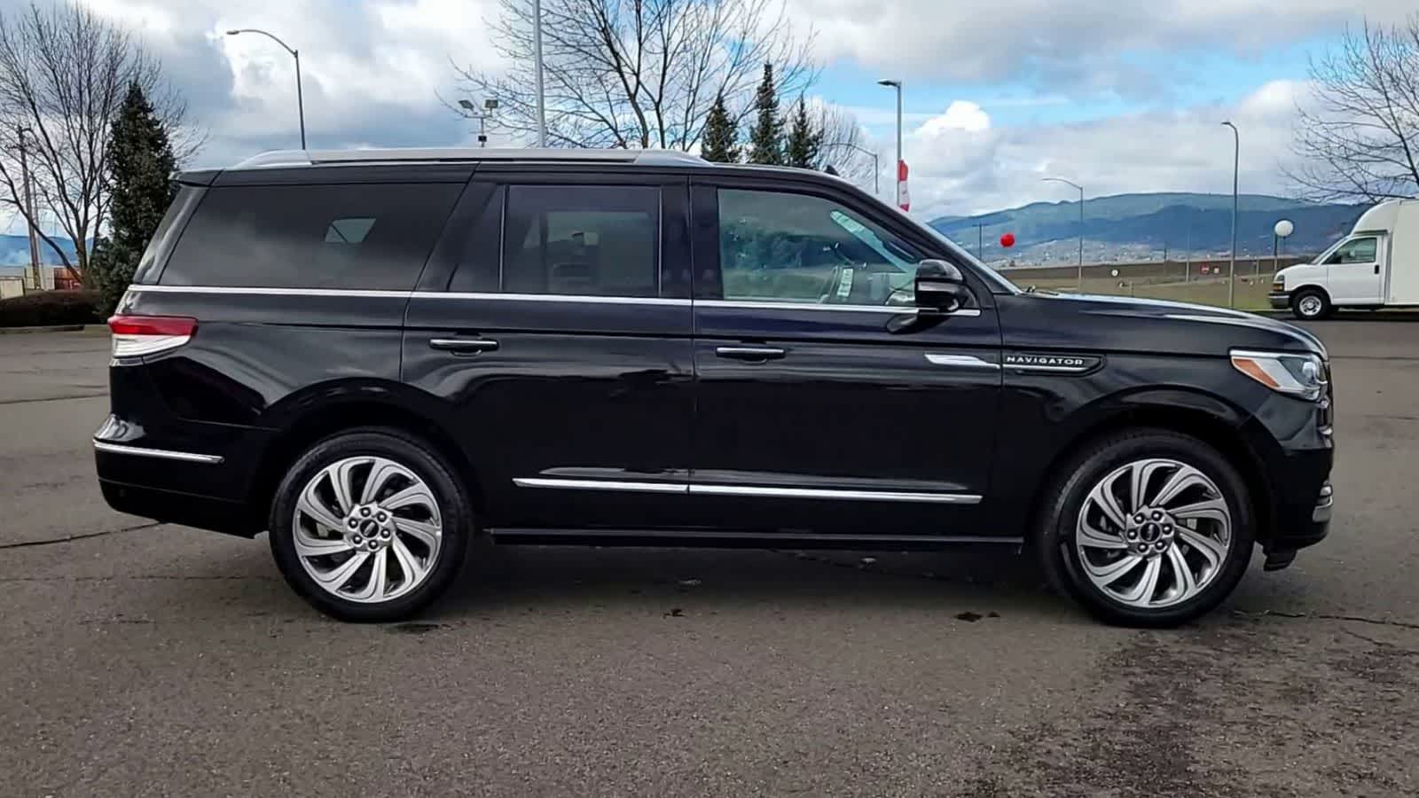 Thumbnail: 2023 Lincoln Navigator - 9