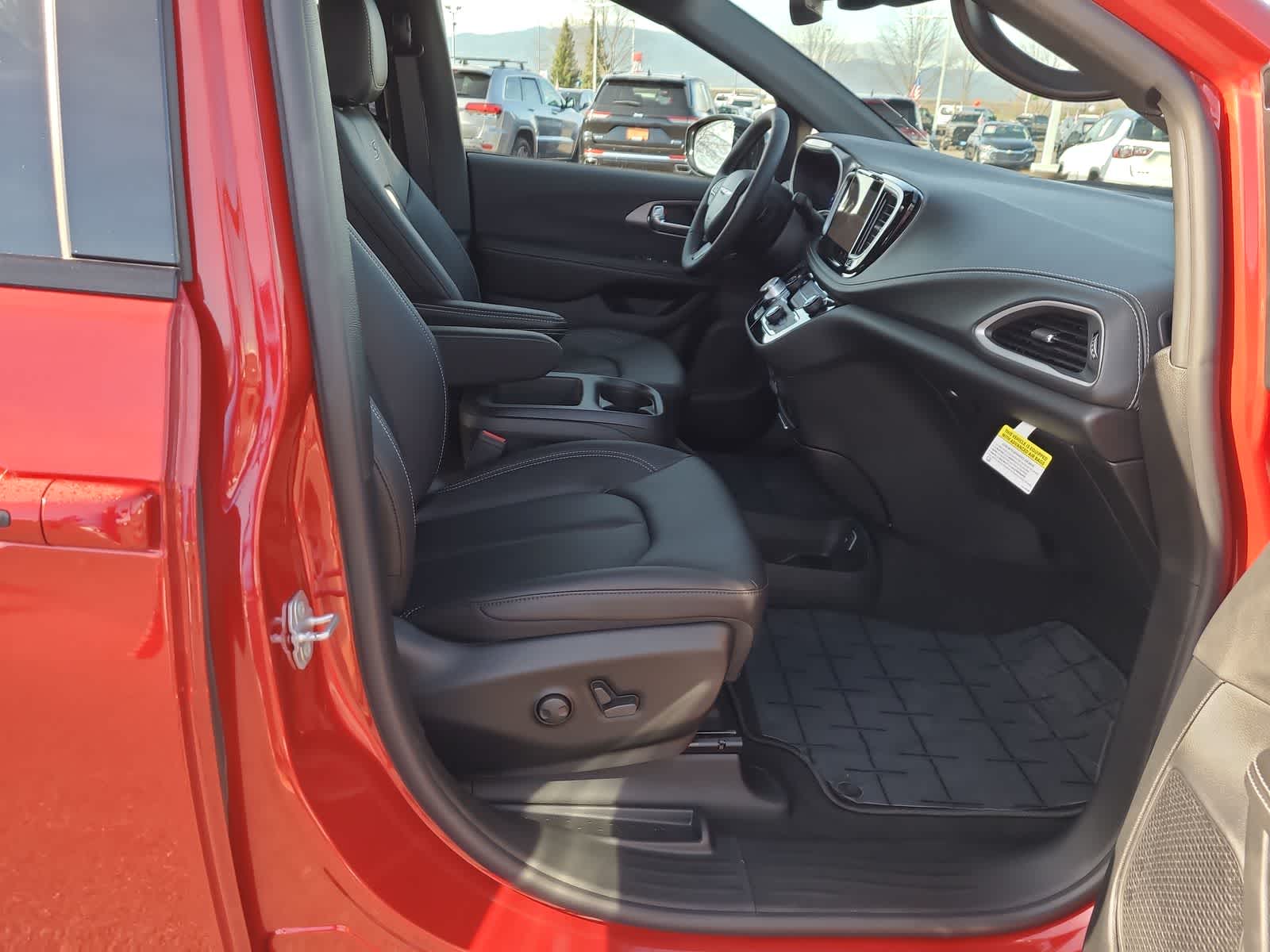 Thumbnail: 2026 Chrysler Pacifica - 22