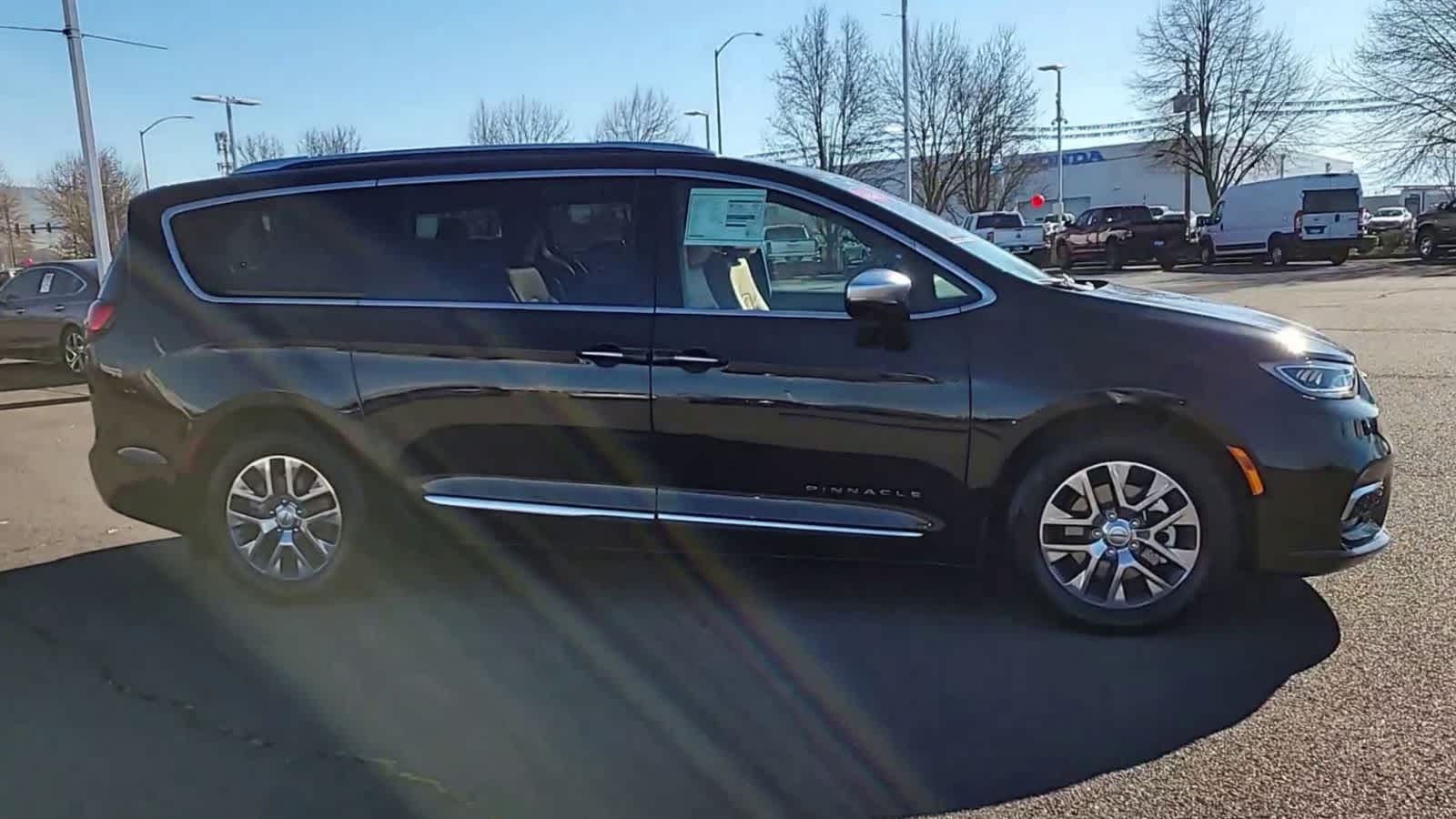 Thumbnail: 2023 Chrysler Pacifica - 9