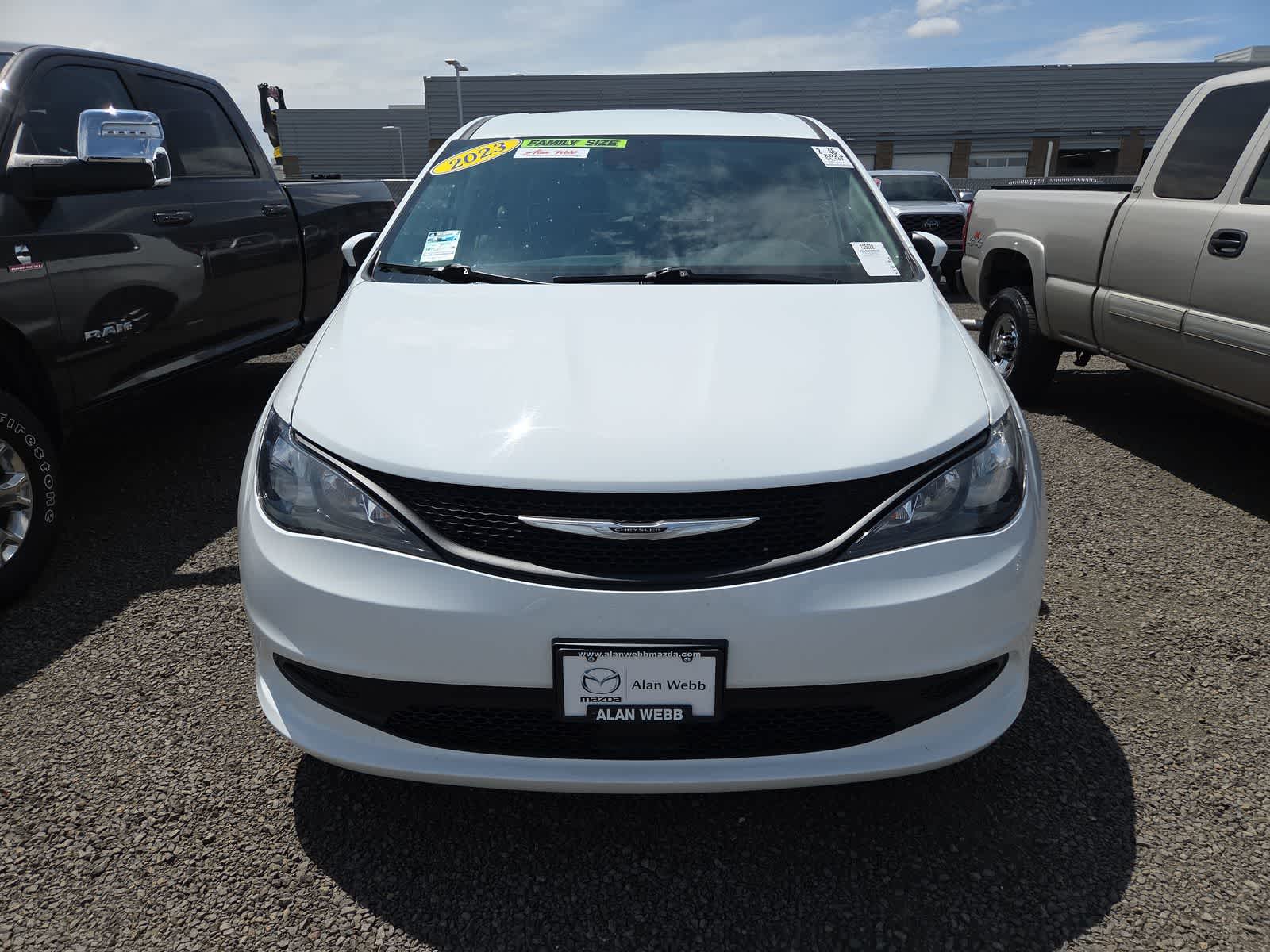 Thumbnail: 2023 Chrysler Voyager - 5