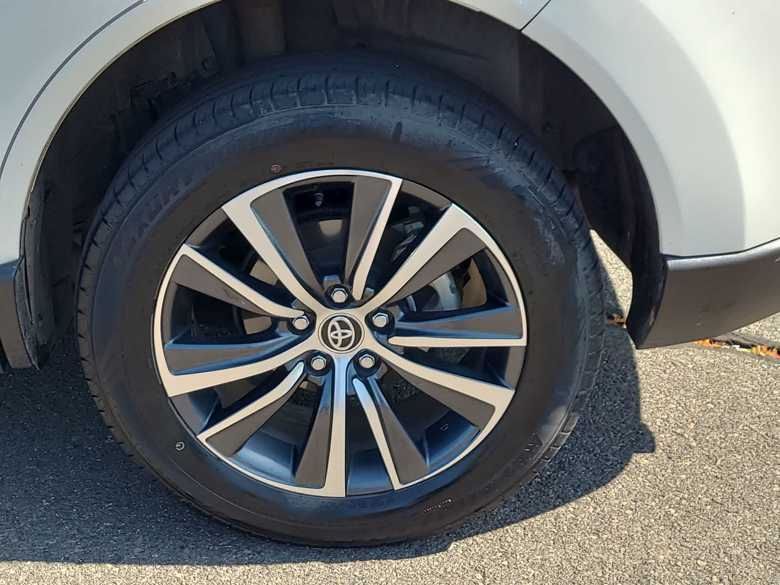 2021 Toyota Venza LE 16