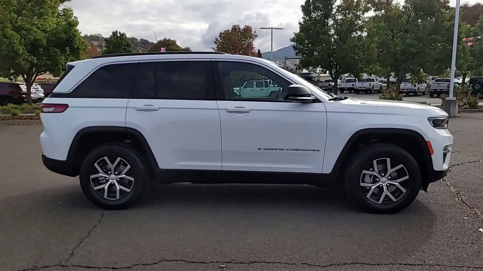 Thumbnail: 2024 Jeep Grand Cherokee - 9