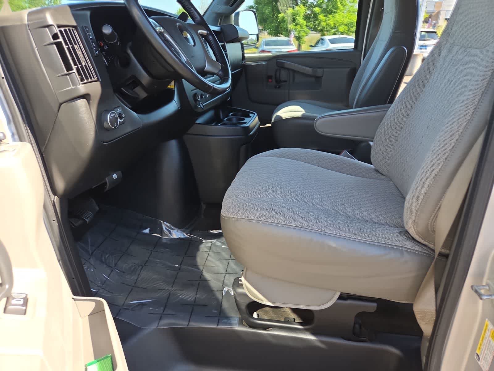 2017 Chevrolet Express Passenger LS - Photo 19