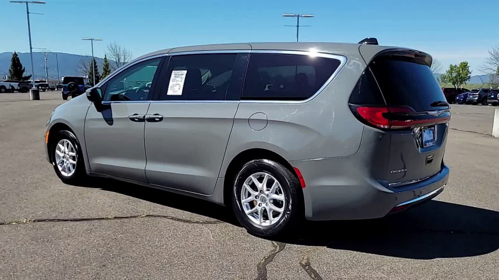 Thumbnail: 2023 Chrysler Pacifica - 6