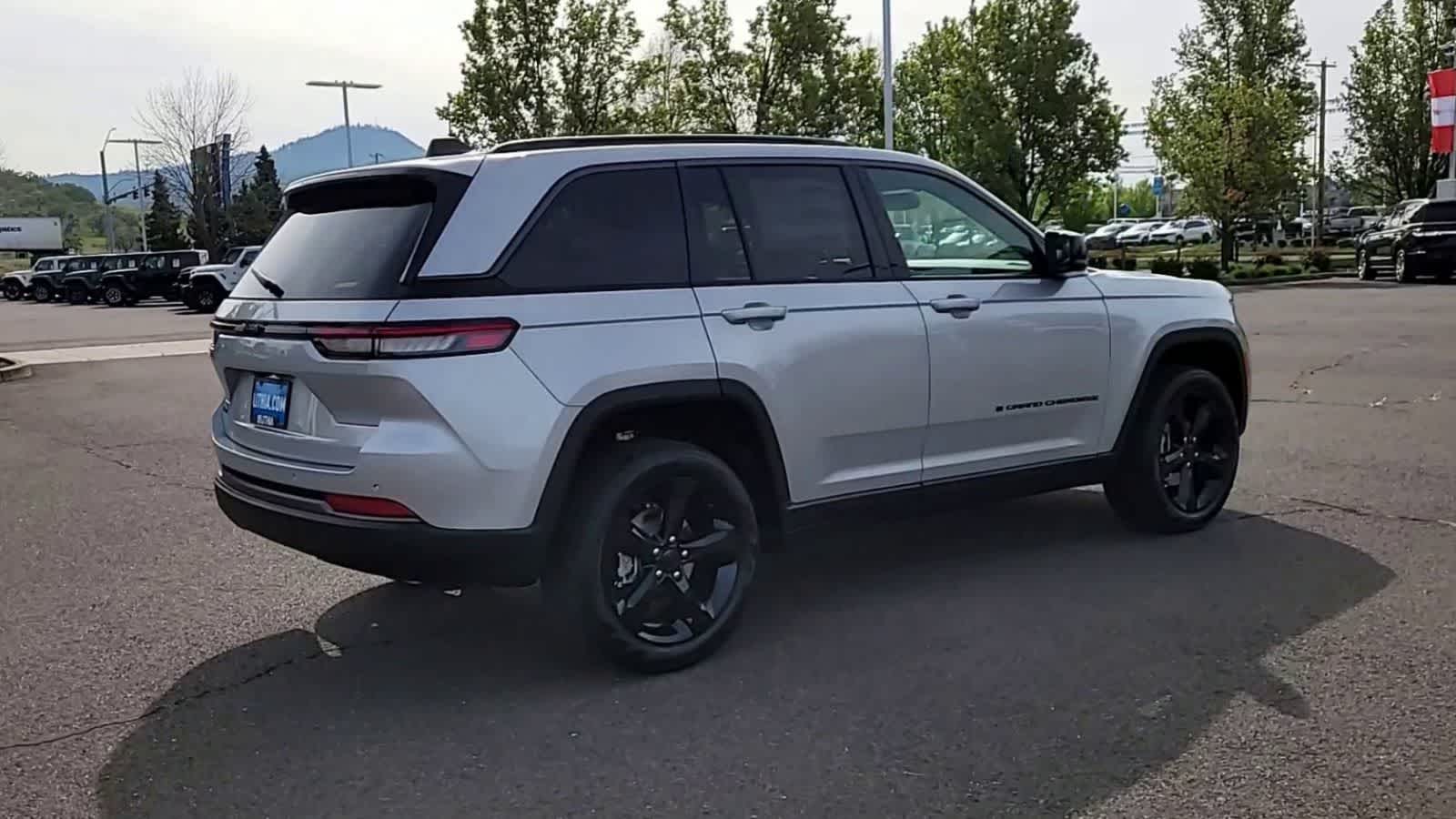 Thumbnail: 2026 Jeep Grand Cherokee - 8