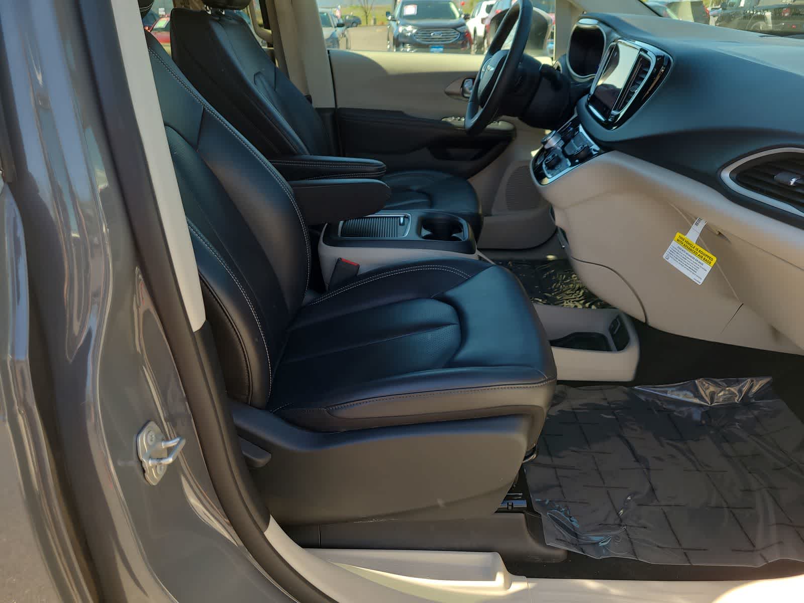 Thumbnail: 2023 Chrysler Pacifica - 22