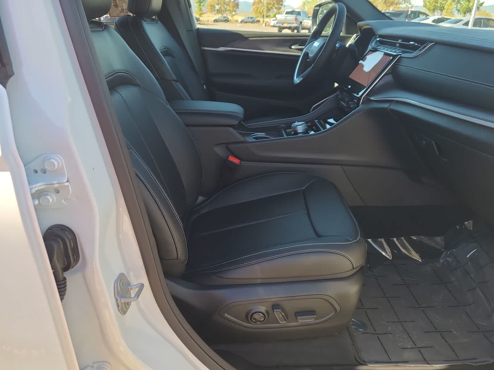 Thumbnail: 2025 Jeep Grand Cherokee - 22