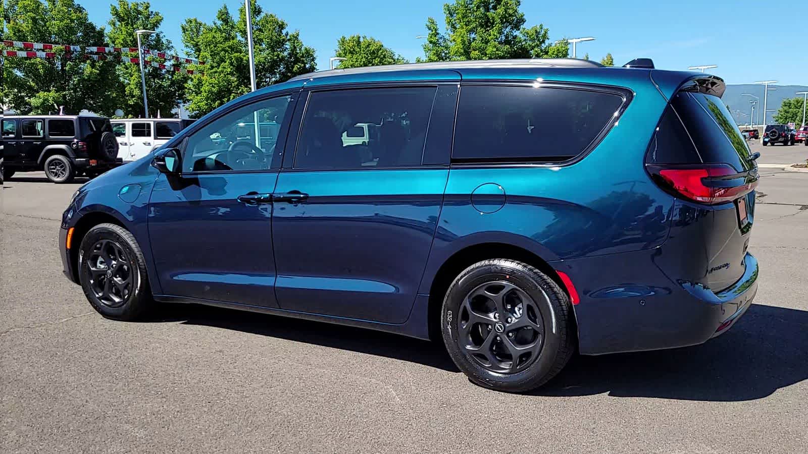 Thumbnail: 2025 Chrysler Pacifica - 6