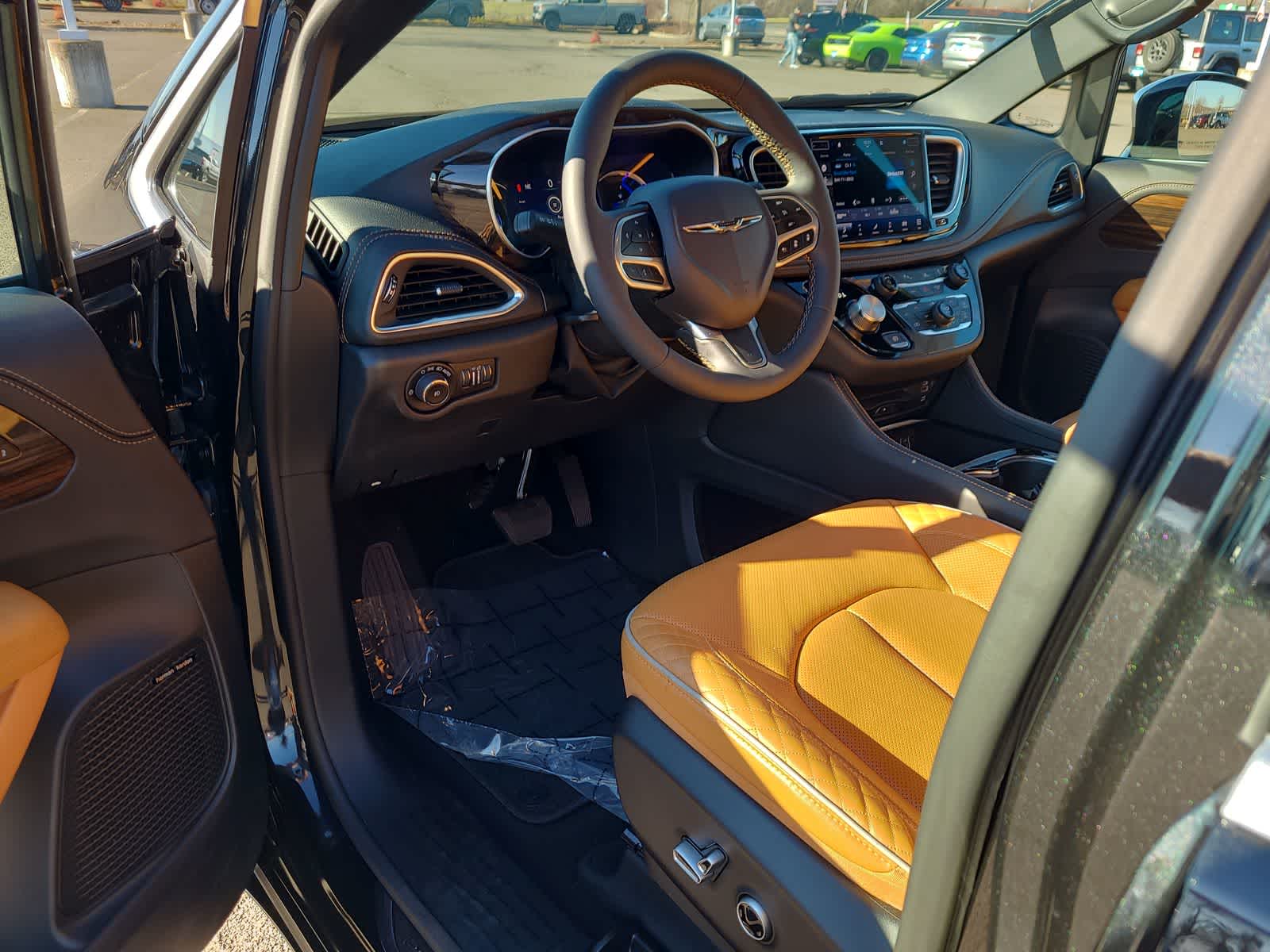 Thumbnail: 2023 Chrysler Pacifica - 10