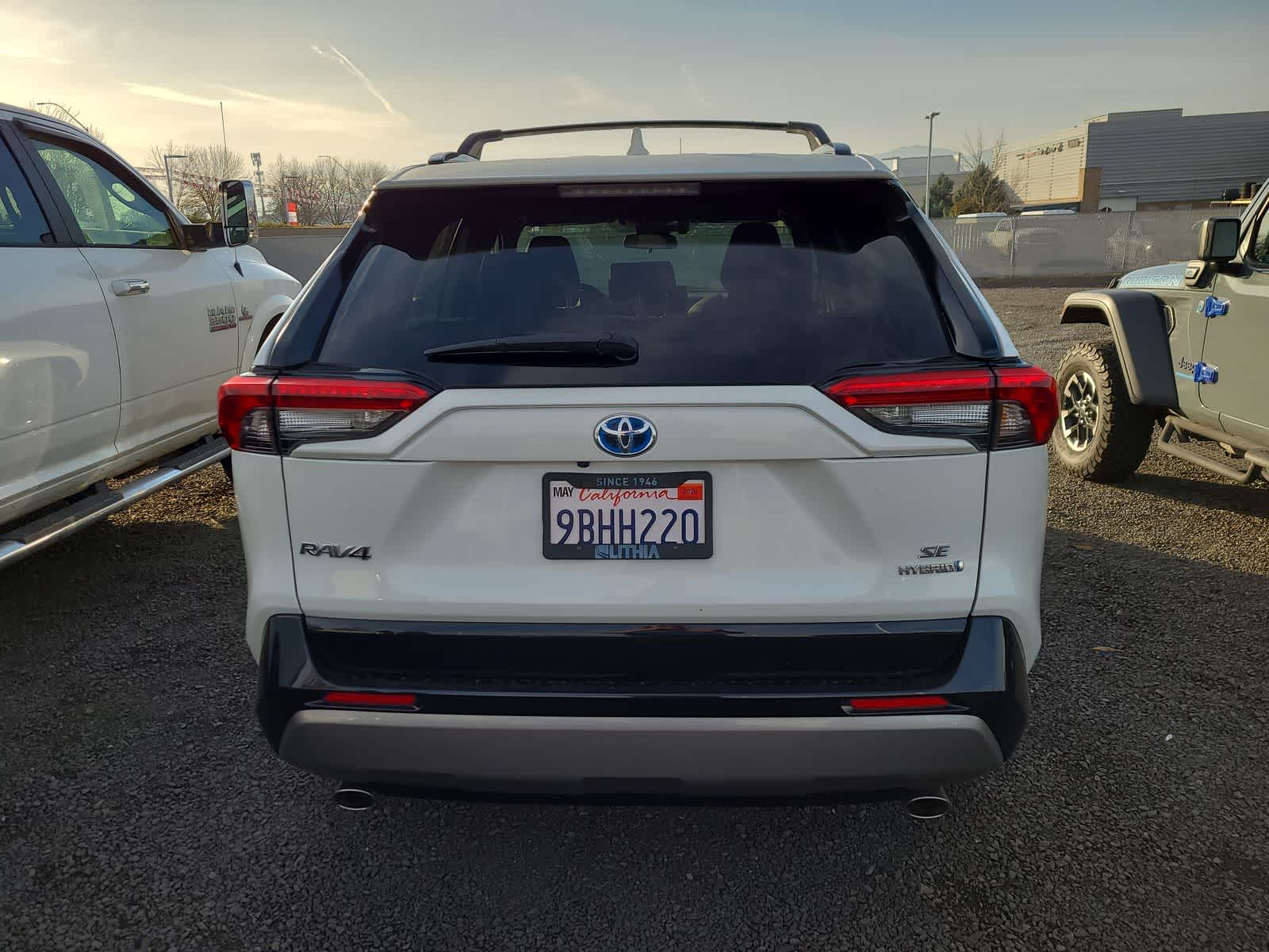 2022 Toyota RAV4 Hybrid SE photo 2