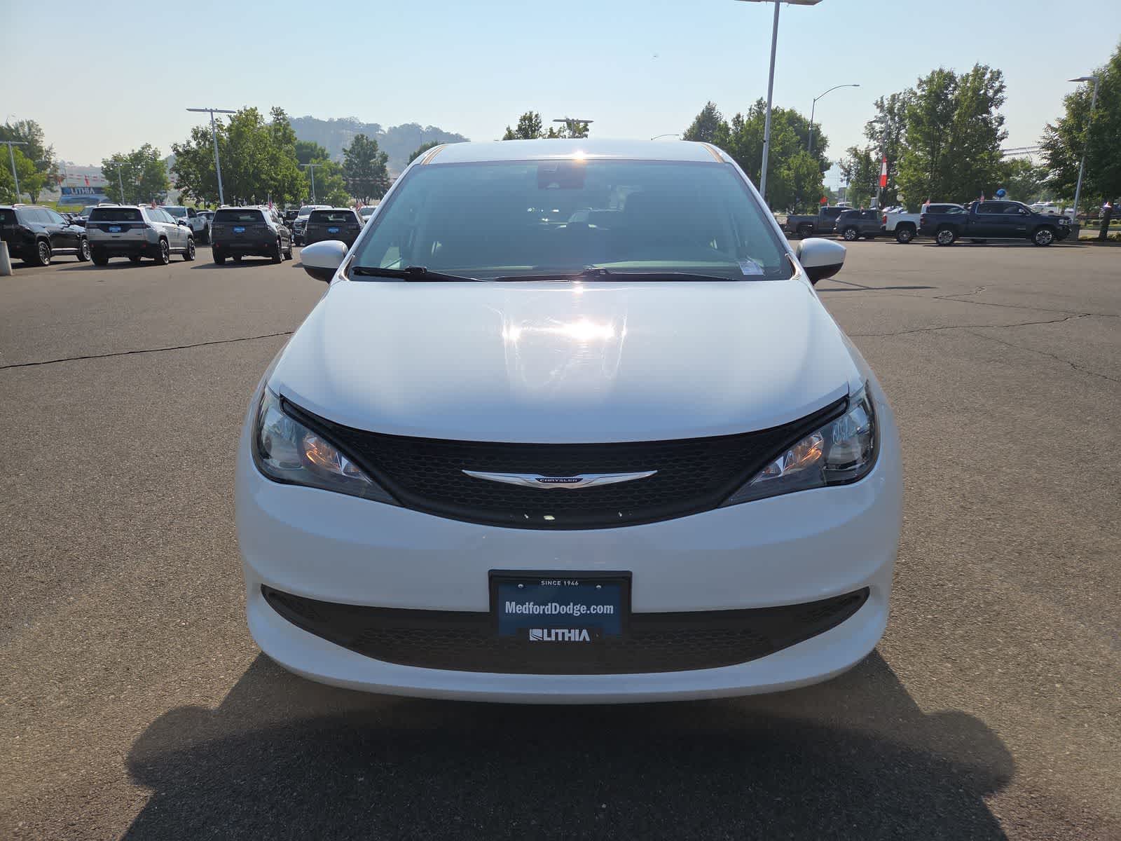 2023 Chrysler Voyager LX - Photo 12