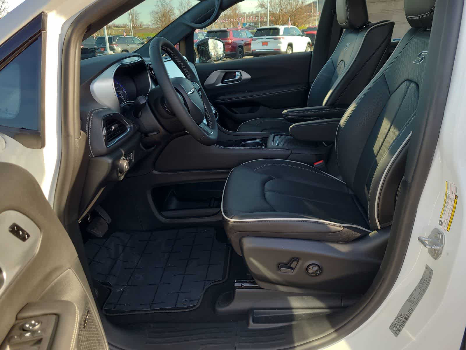 Thumbnail: 2026 Chrysler Pacifica - 19