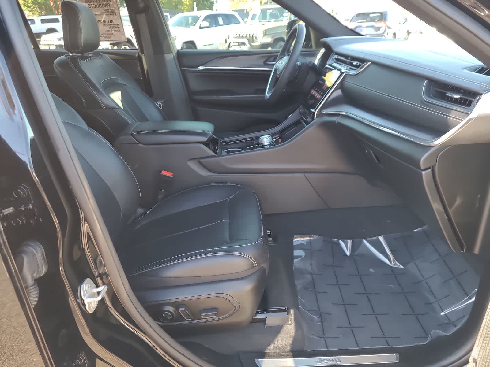 Thumbnail: 2023 Jeep Grand Cherokee - 22