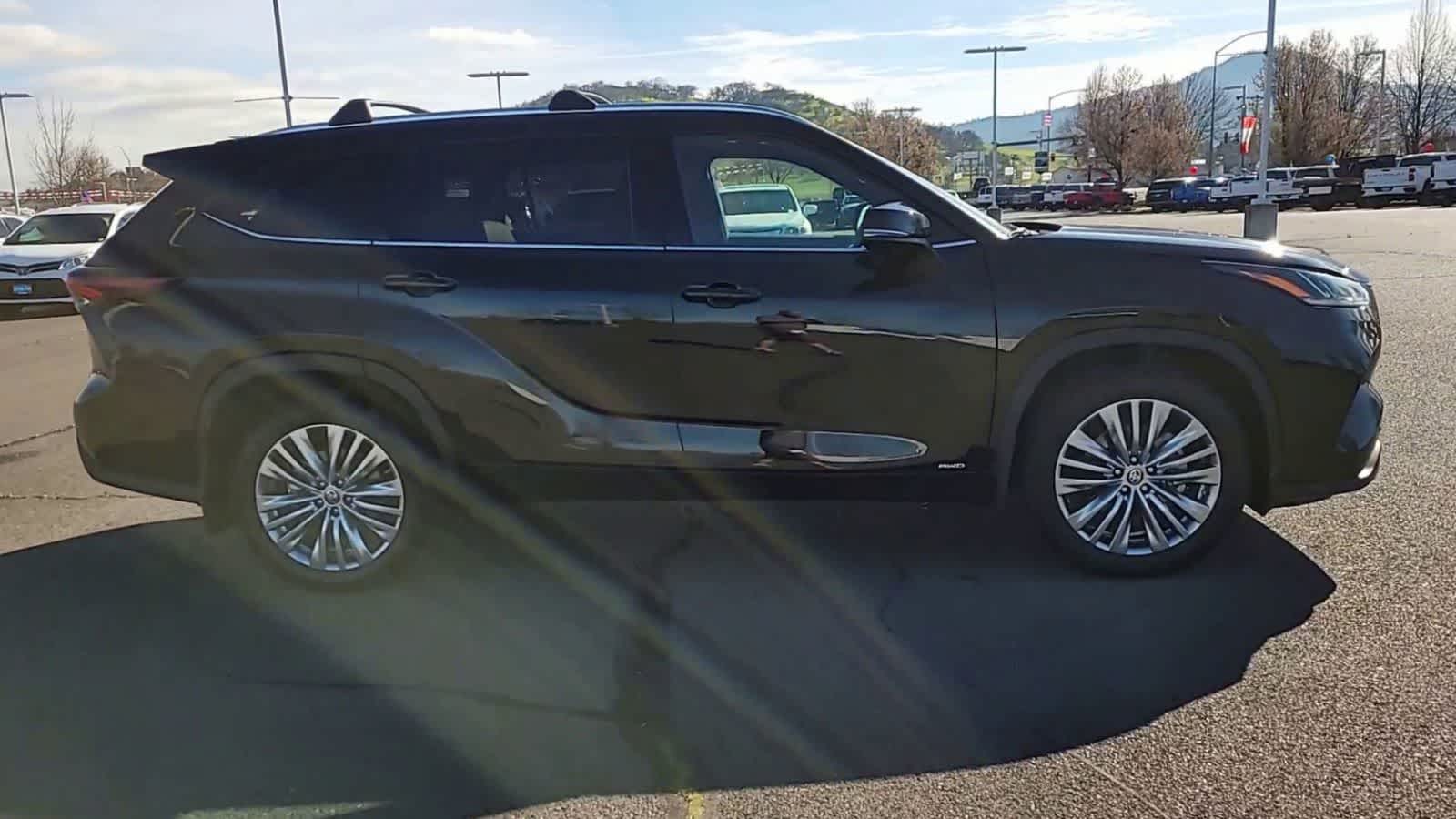 Thumbnail: 2024 Toyota Highlander - 9