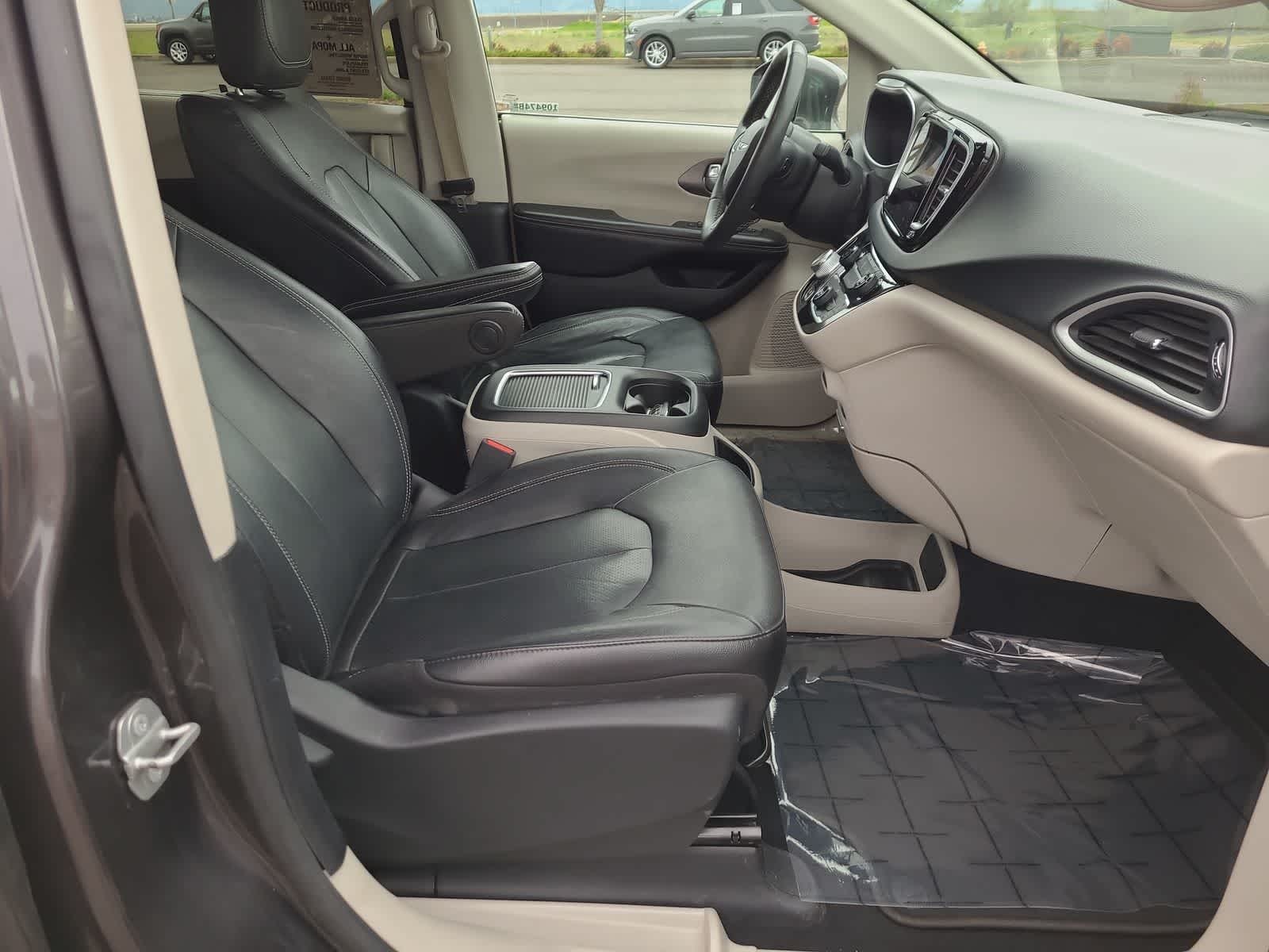 Thumbnail: 2022 Chrysler Pacifica - 22