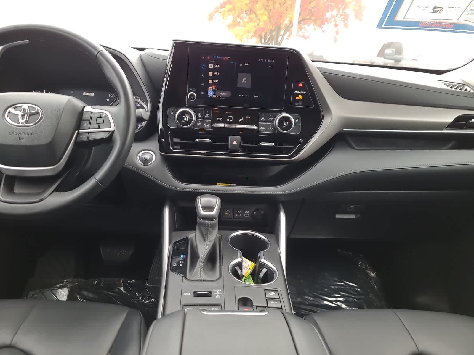 Thumbnail: 2023 Toyota Highlander - 18