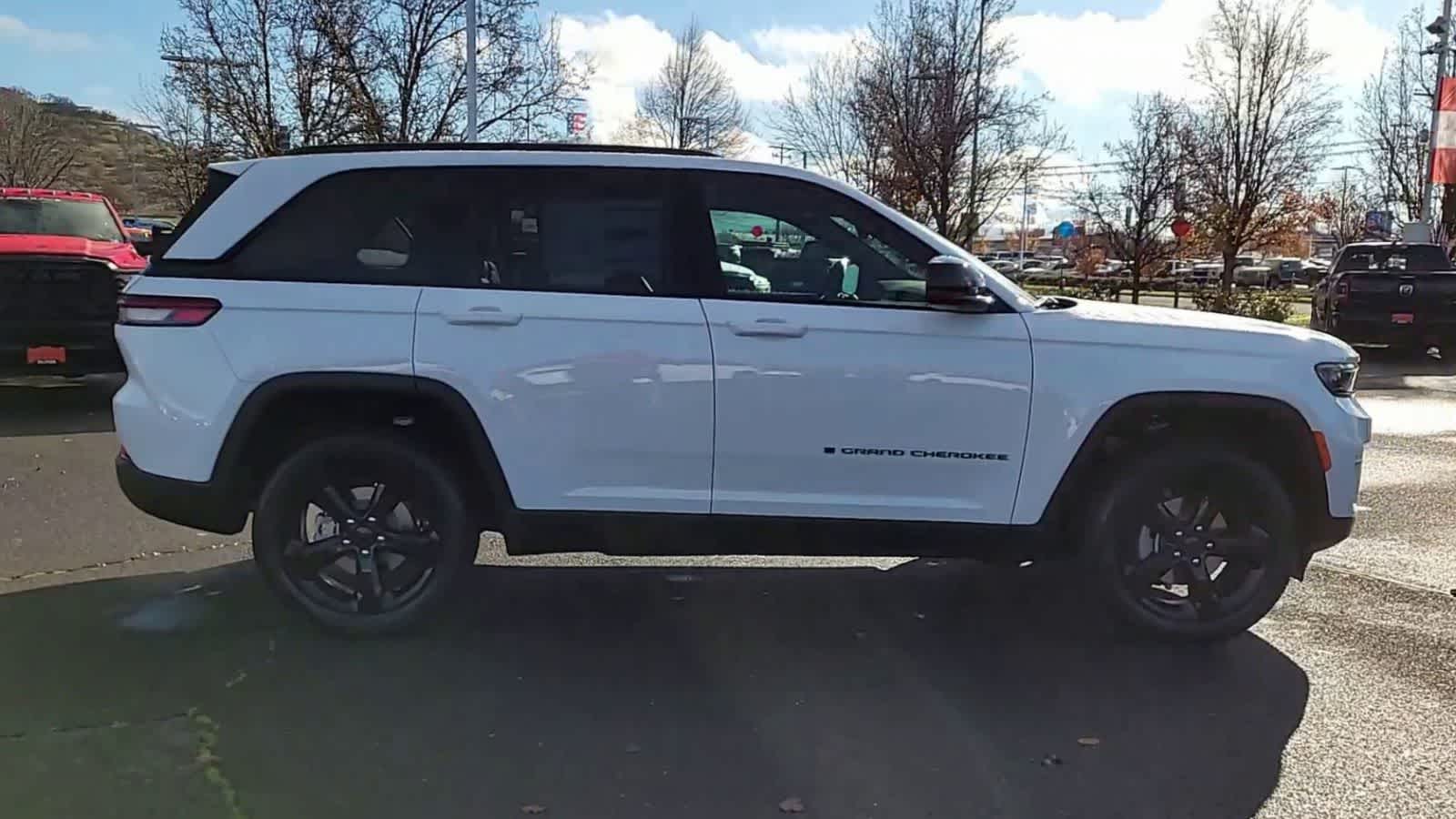 Thumbnail: 2025 Jeep Grand Cherokee - 9