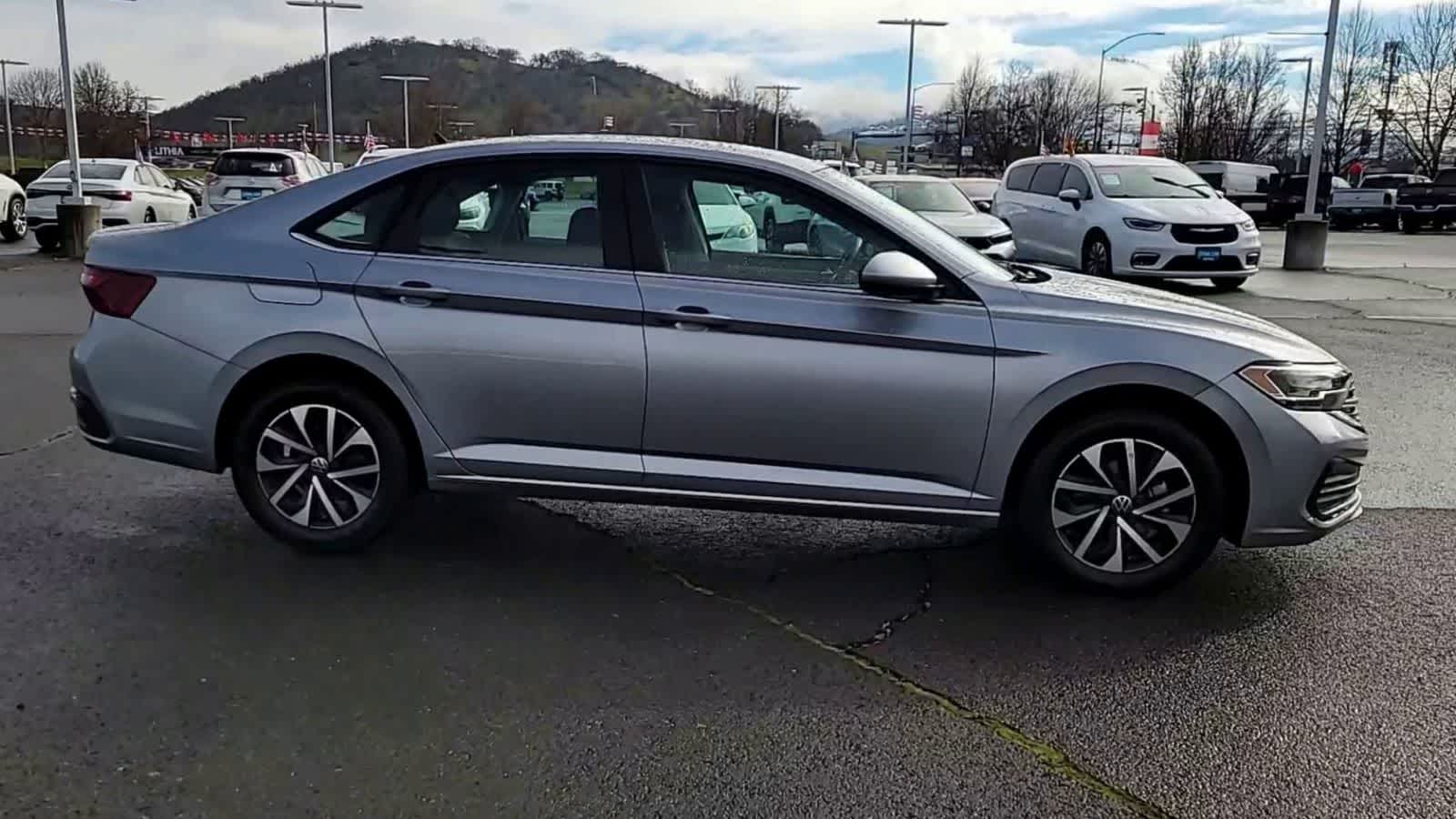 Thumbnail: 2024 Volkswagen Jetta - 9