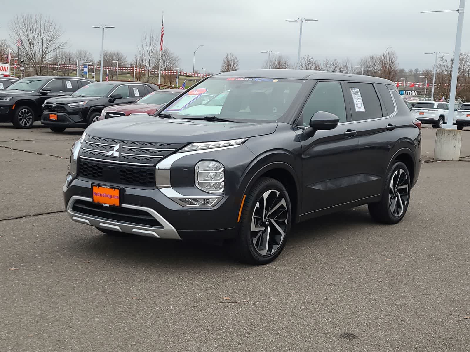 2024 Mitsubishi Outlander SE's photo