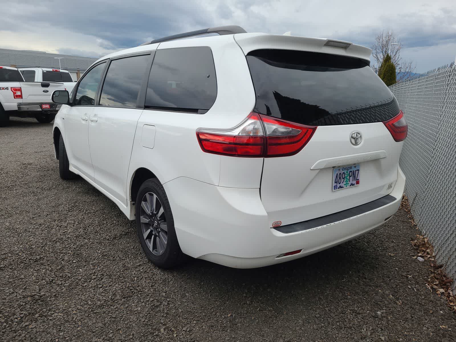 Thumbnail: 2020 Toyota Sienna - 3