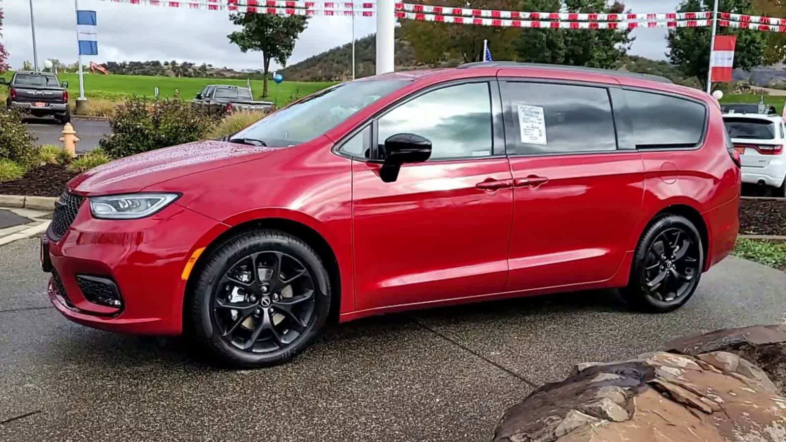 Thumbnail: 2026 Chrysler Pacifica - 4