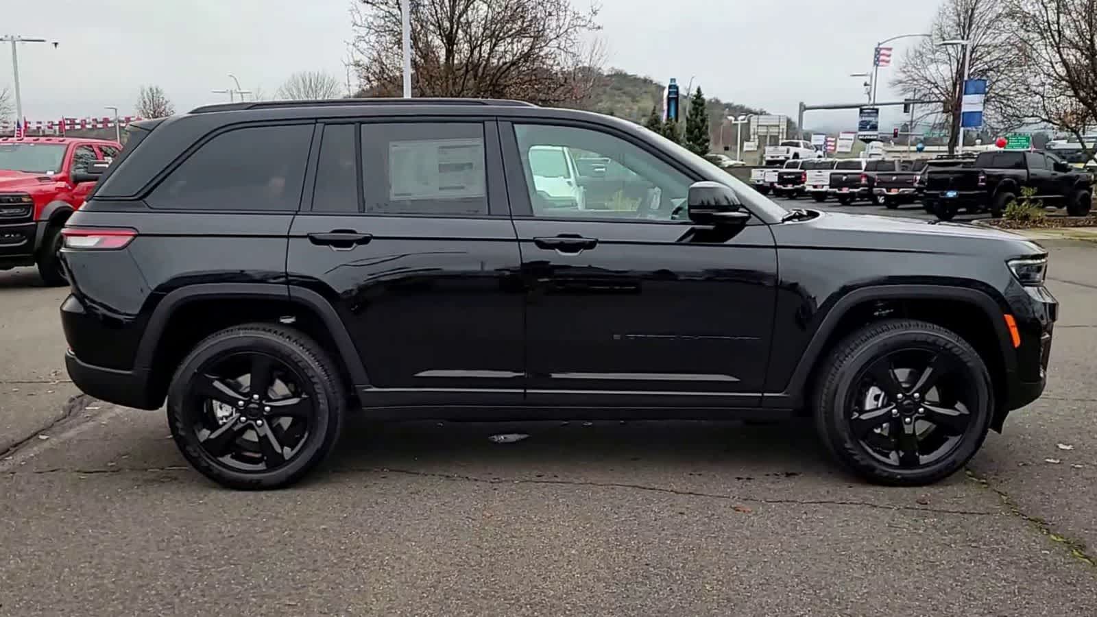 Thumbnail: 2025 Jeep Grand Cherokee - 9