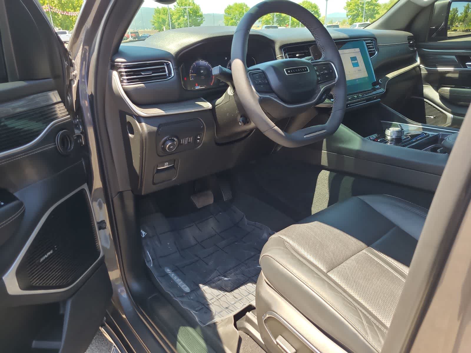 Thumbnail: 2022 Jeep Wagoneer - 10