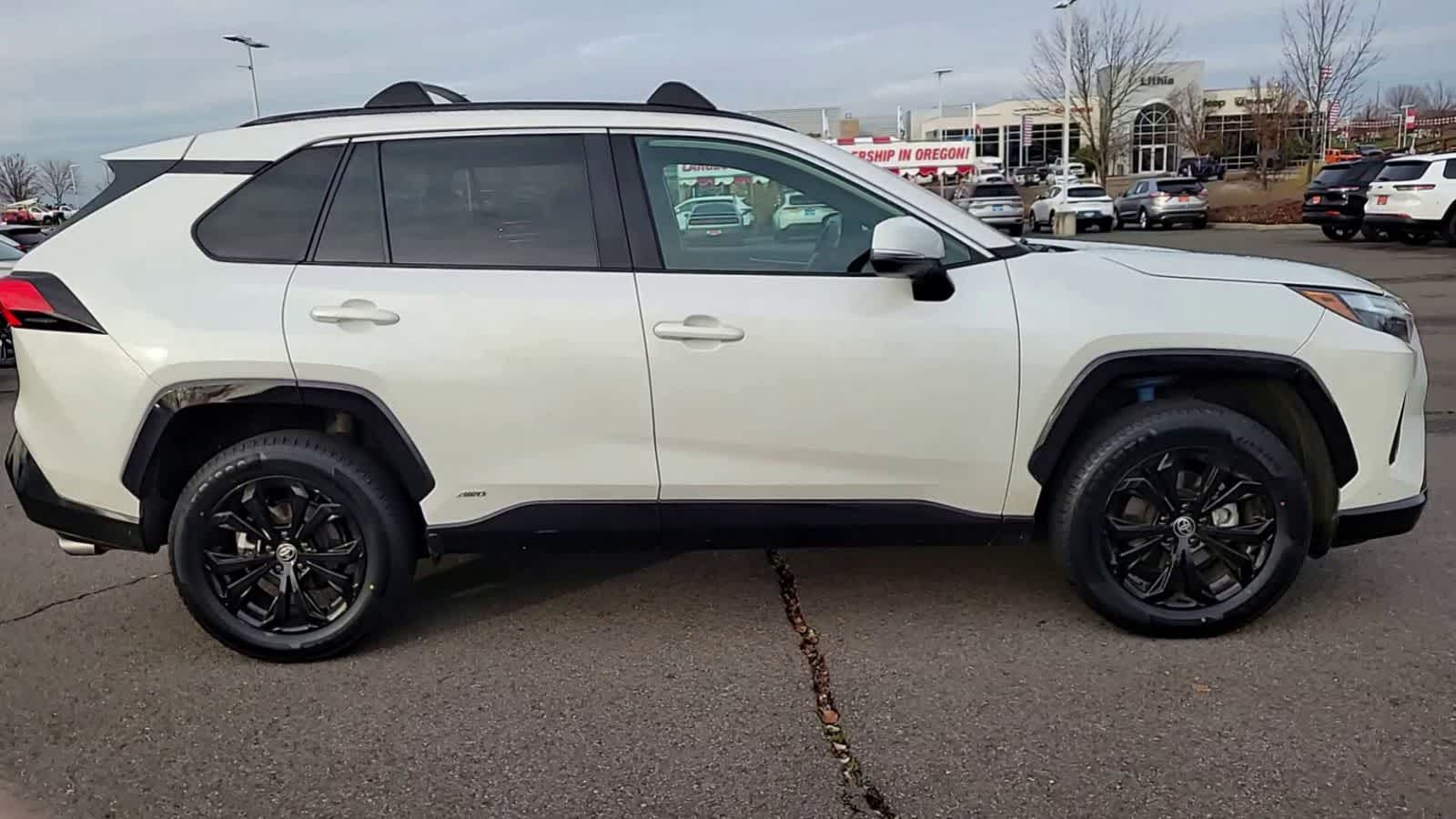 Thumbnail: 2022 Toyota RAV4 - 9