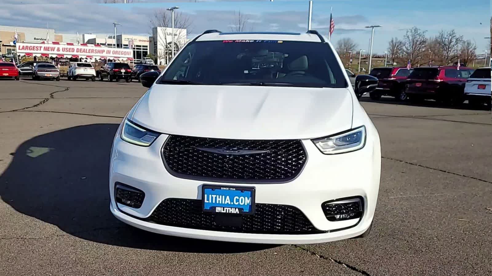 Thumbnail: 2026 Chrysler Pacifica - 3