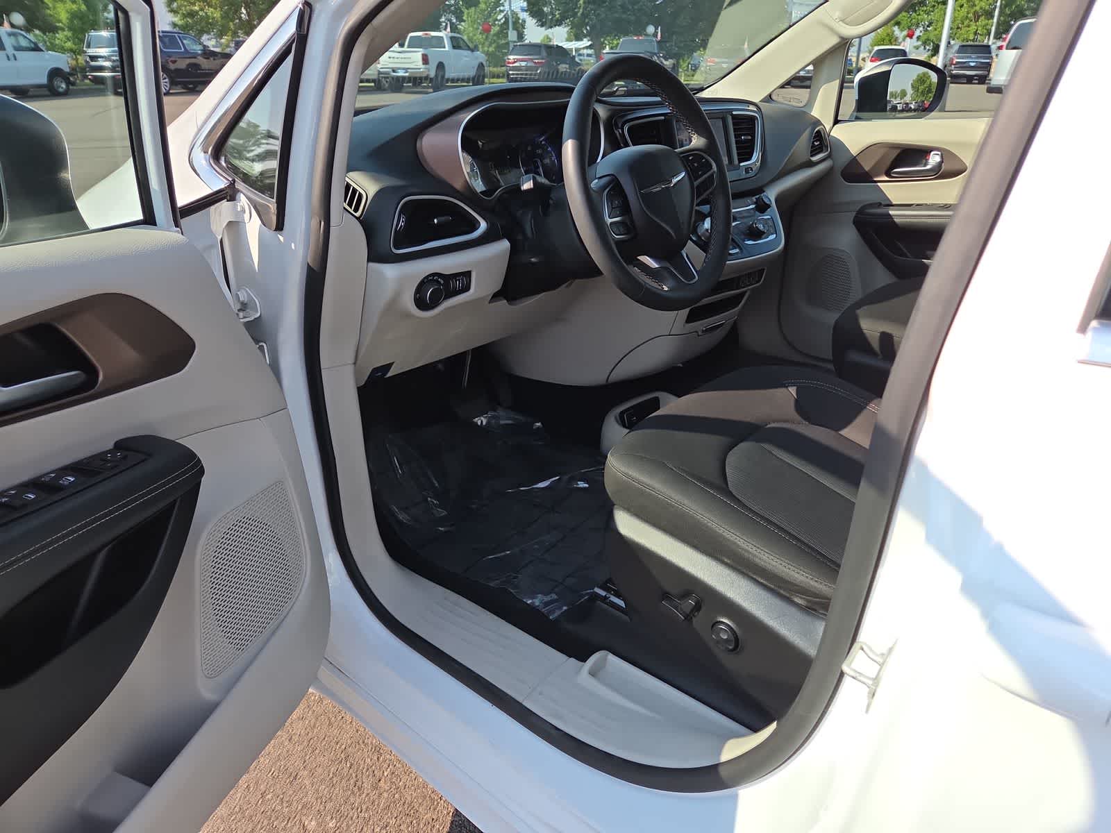 2023 Chrysler Voyager LX - Photo 9