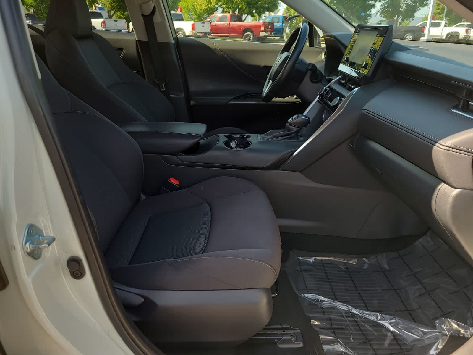 2021 Toyota Venza LE 22