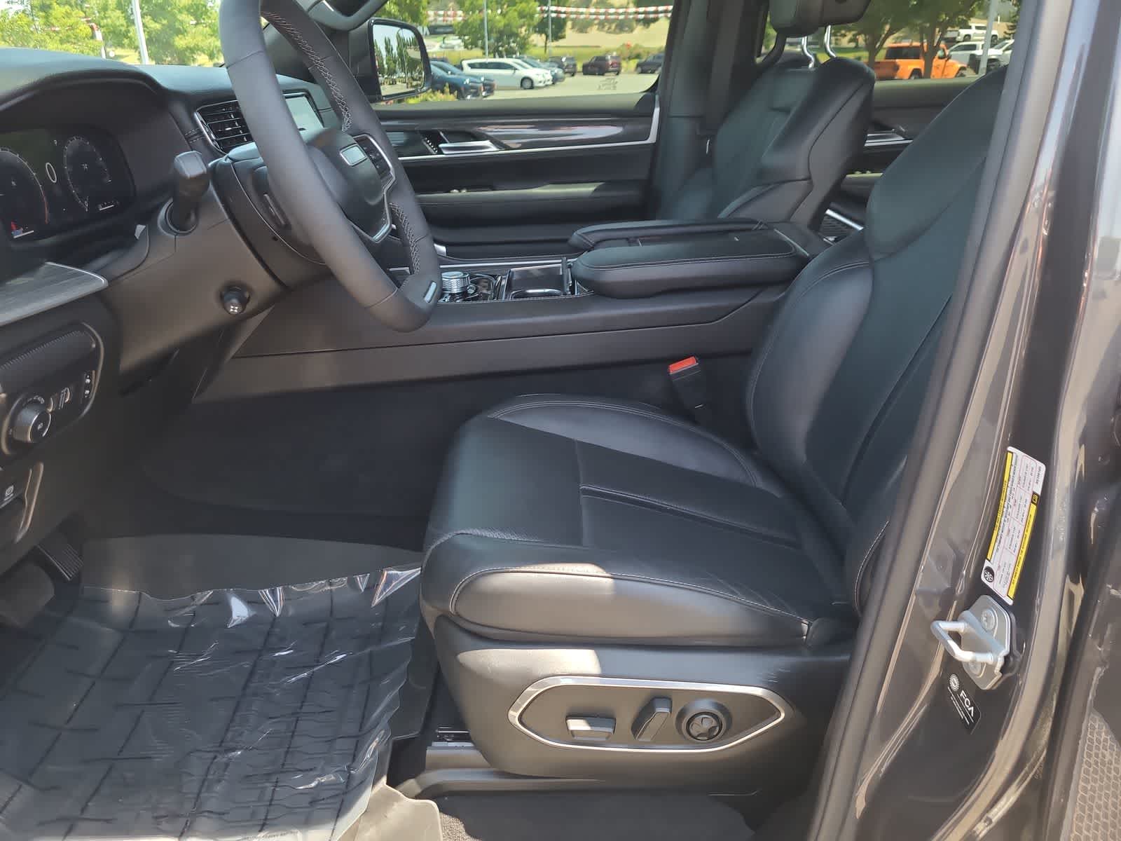 Thumbnail: 2022 Jeep Wagoneer - 19