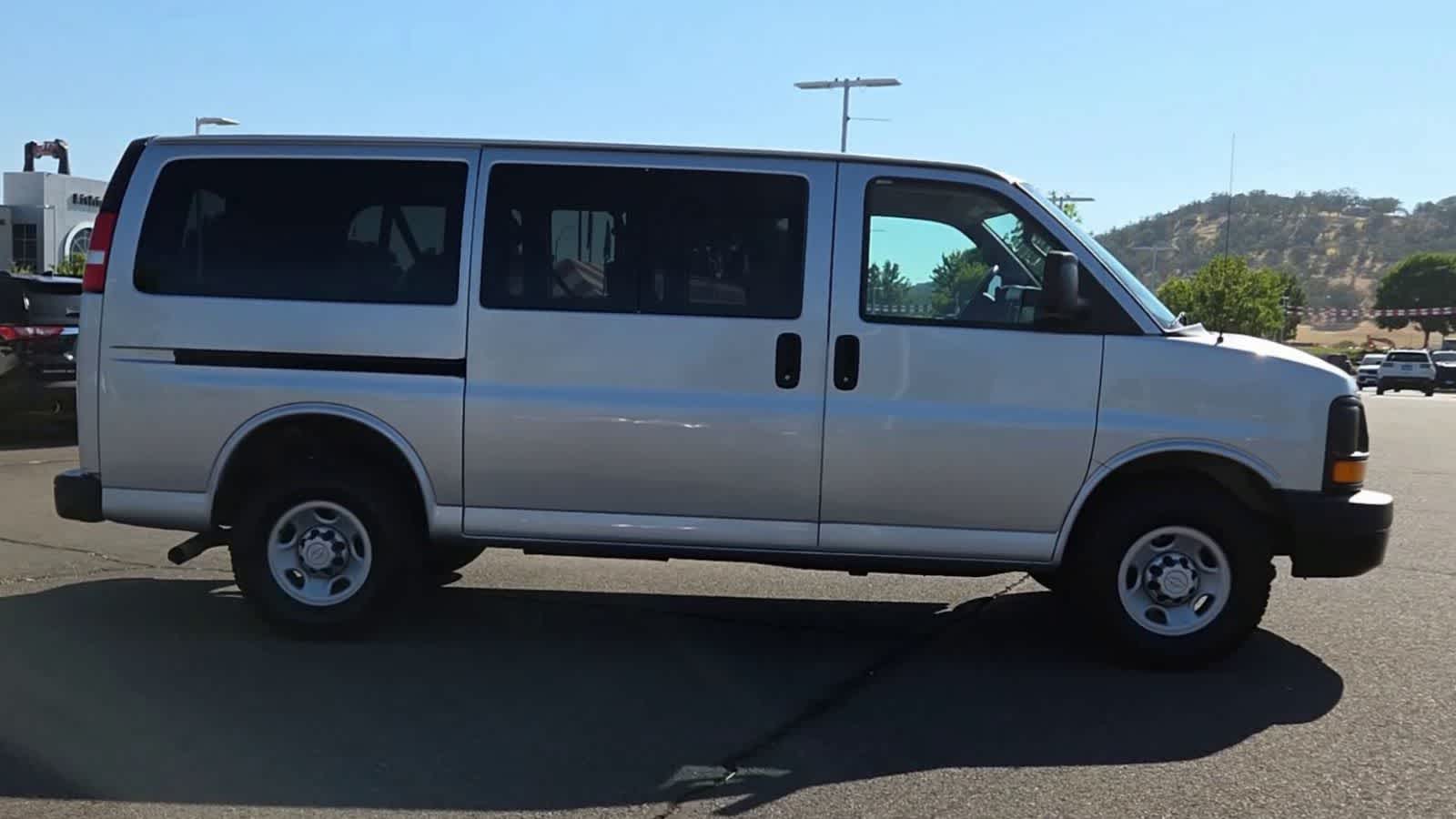 2017 Chevrolet Express Passenger LS - Photo 9