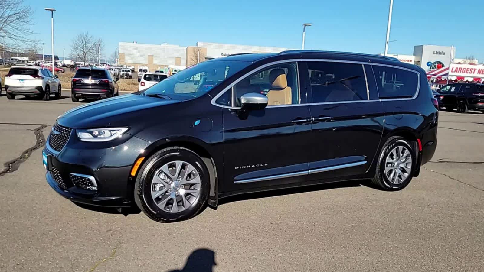 Thumbnail: 2023 Chrysler Pacifica - 4