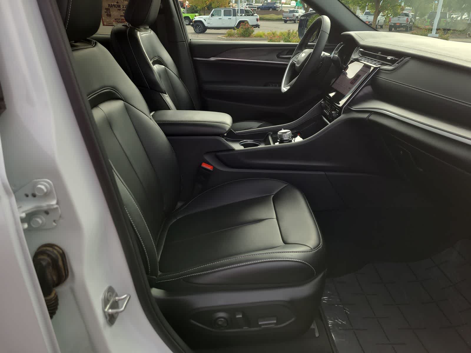 Thumbnail: 2024 Jeep Grand Cherokee - 22