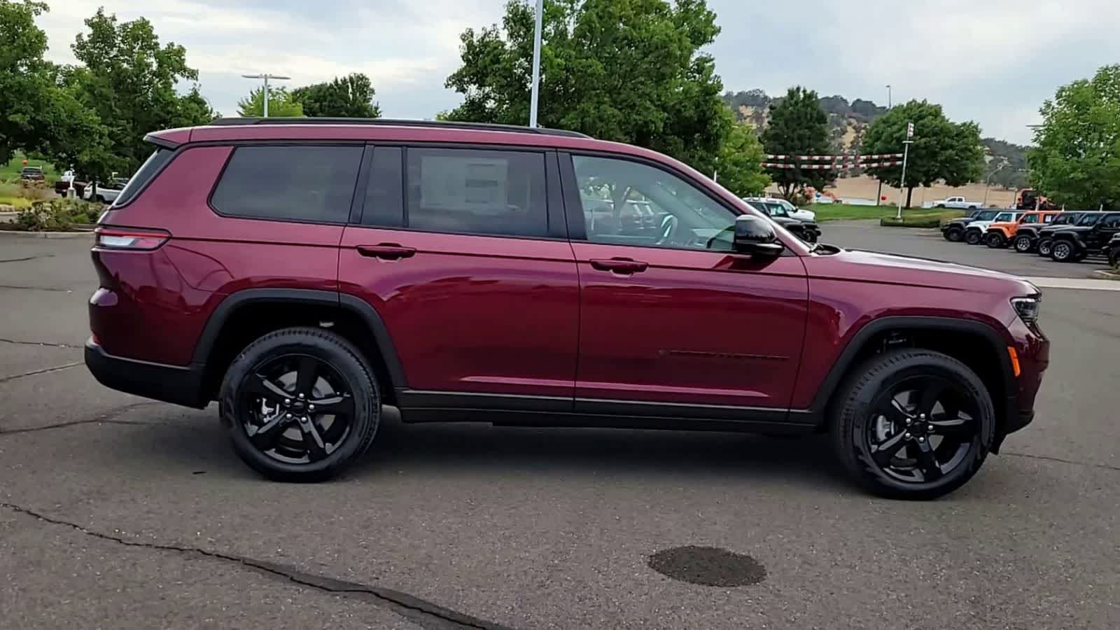 Thumbnail: 2025 Jeep Grand Cherokee - 9