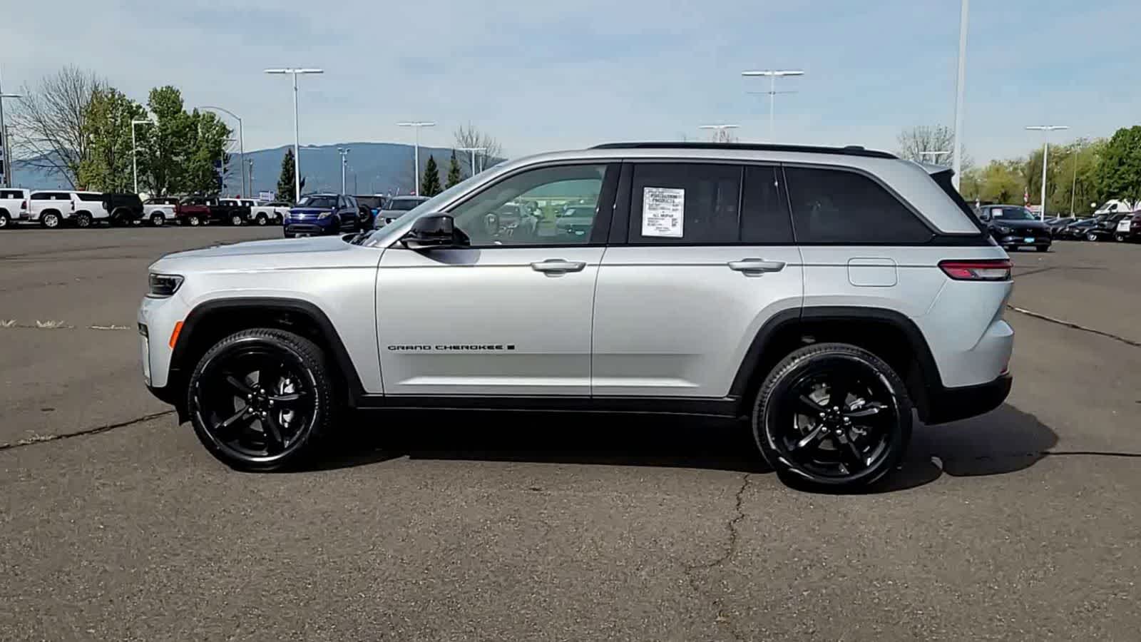 Thumbnail: 2026 Jeep Grand Cherokee - 5